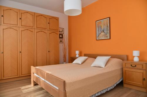 Postel nebo postele na pokoji v ubytování Apartments Mandalena with terrace, 1 min walk to the beach