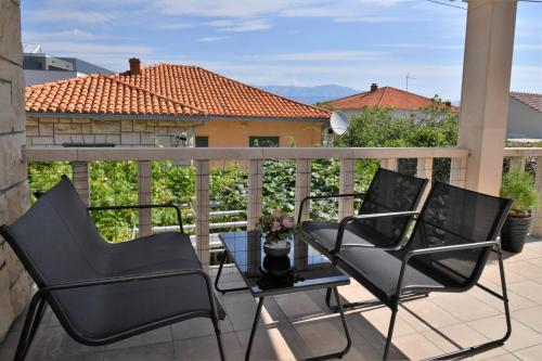 Apartments Mandalena with terrace, 1 min walk to the beach