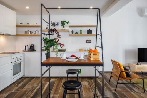 a small kitchen with a table and chairs at Roots Apartments in Faro
