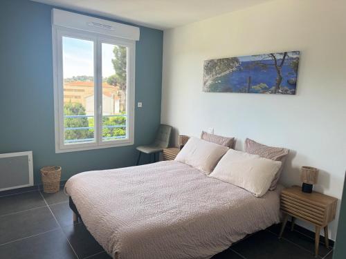 une chambre avec un grand lit et une fenêtre dans l'établissement Bel Appartement Tout Neuf, à Cavalaire-sur-Mer