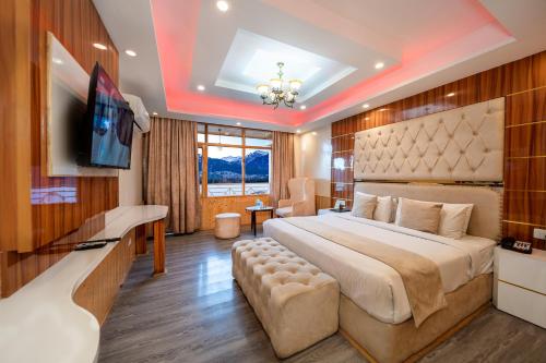 TV a/nebo společenská místnost v ubytování West Western Resort Manali #NearToMallRoad #24HourRestaurent #Gym #Lawn #PlayingZone #PoolTable #KidsFriendly #MountainView #TableTennis #FamilyFriendly #PrivateParking