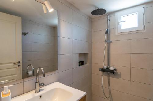 een badkamer met een douche en een wastafel bij Lina and Babis' Home in Adamas