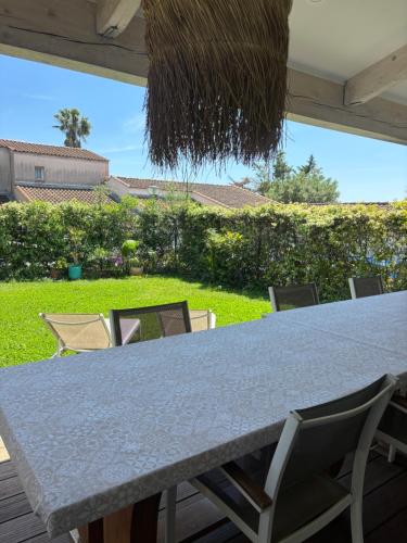 Maison Antibes avec jardin privatif, 4 chambres, calme dans résidence avec piscine