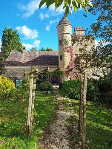 une arche en face d'un château dans l'établissement Maison Grise, à Saint-André-dʼAllas