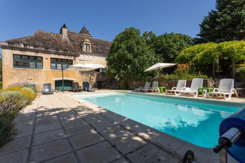 une piscine devant une maison dans l'établissement Maison Grise, à Saint-André-dʼAllas