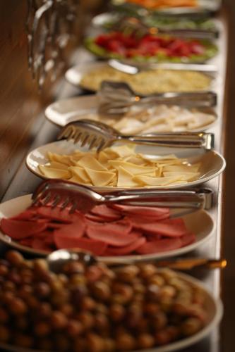 una fila di piatti di cibo con forchette e cucchiai di Turquaz Cave Hotel a Göreme