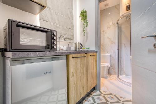a bathroom with a microwave on top of a counter at Studio apartment 4 with kitchenette at the New Casa Vittoria by SF HOMES in Cospicua