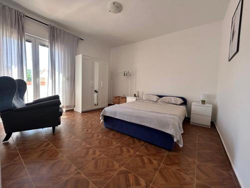 Ένα ή περισσότερα κρεβάτια σε δωμάτιο στο Apartmani Chiara