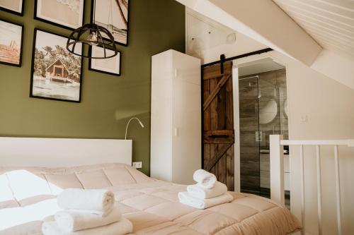 a bedroom with a bed with towels on it at Vakantiehuisje Dichtbij Zee in Vlissingen