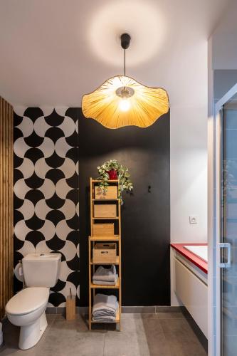 une salle de bain avec toilettes et un lustre dans l'établissement Urban Chic Montpellier - Terrace - Private Parking, à Montpellier