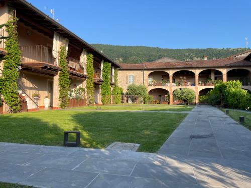Außenansicht eines Gebäudes mit Rasenhof in der Unterkunft La Maison in Franciacorta in Colombaro