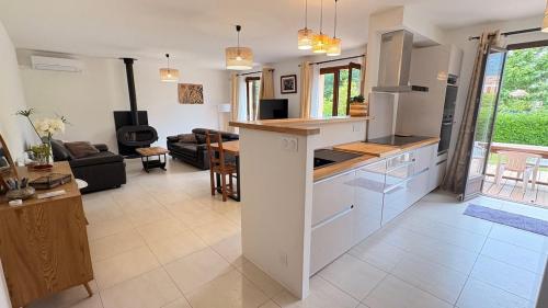 une cuisine et un salon avec un canapé et une table dans l'établissement Belle villa rénovée, vue sur les Albères, à Argelès-sur-Mer