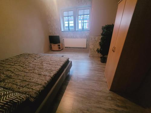 a bedroom with a bed in a room with a window at Moderne Ferienwohnung in der Altstadt in Eschwege