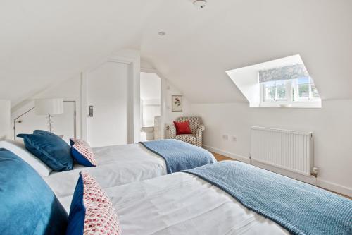 a bedroom with two beds and a window at Central Brockenhurst flat near pubs & trails in Brockenhurst