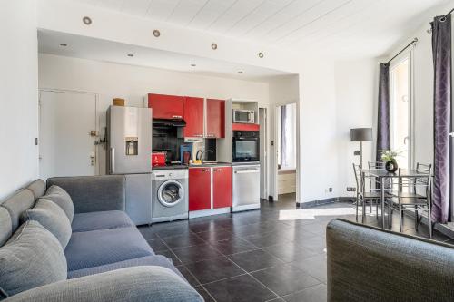 un salon avec un canapé et une cuisine dans l'établissement Appartement lumineux au cœur de Marseille avec balcon privé, à Marseille