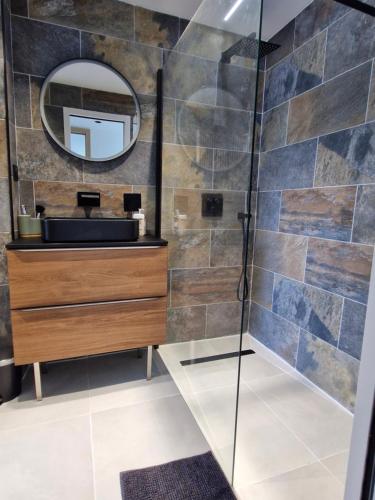 a bathroom with a sink and a mirror at Appartement vu mer et montagnes in Villeneuve-Loubet