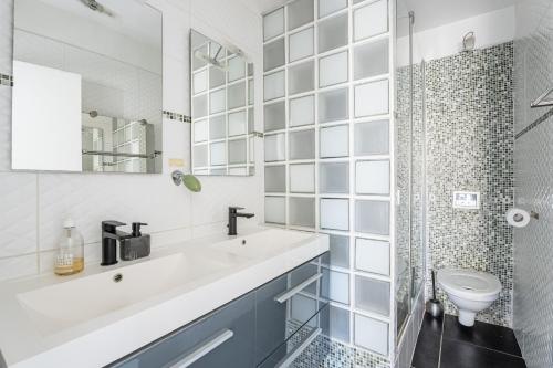 une salle de bain avec un lavabo, des toilettes et une douche dans l'établissement Appartement lumineux au cœur de Marseille avec balcon privé, à Marseille