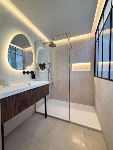 une salle de bain avec douche et lavabo dans l'établissement Duchesse Luxe Cap - Naturiste, au Cap d'Agde