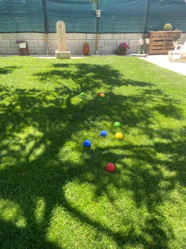 a group of balls on the grass in a yard at Filuvespri in Comiso