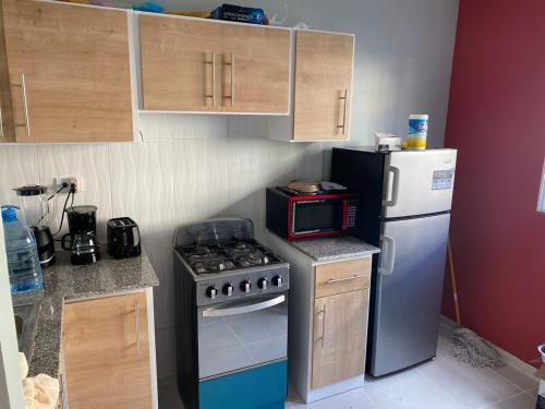Los Paredonesにある1st floor 3 Bedrm 2 Baths AC Condo near airportの小さなキッチン(コンロ、冷蔵庫付)