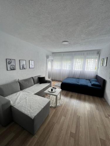Ruang duduk di Studio Apartment 2