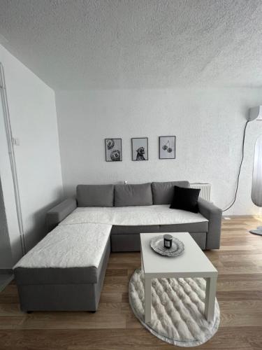Ruang duduk di Studio Apartment 2