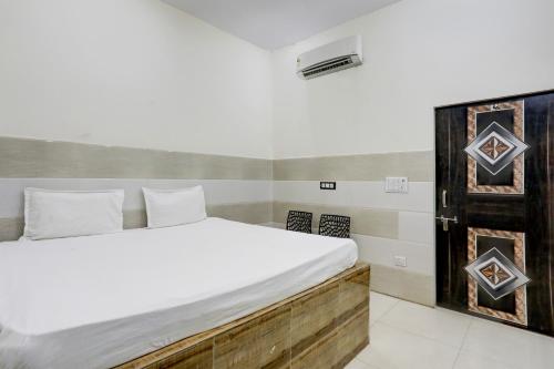 a bedroom with a bed in a room at Hotel O YOUR RESIDENCY in Ghaziabad