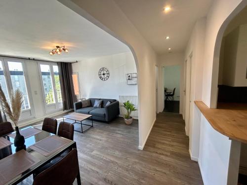 un salon avec un canapé et une table dans l'établissement Charmant T3 proche centre ville, à Quimper