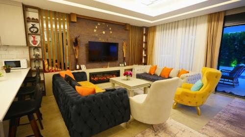 Televisyen dan/atau pusat hiburan di Çamyuva Lüks Villa