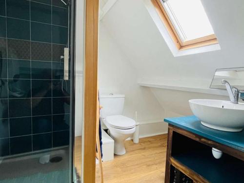 une salle de bain avec un lavabo et des toilettes dans l'établissement Maison 3*** à 300m de la plage, jardin privé, Wifi inclus, proche commerces, 6 pers., non-fumeurs - FR-1-542-47, à Pleumeur-Bodou