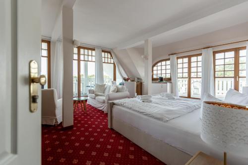 una camera da letto con un grande letto bianco e finestre di Strandhaus Claassen 05 a Ahrenshoop