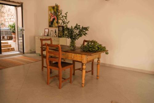 a dining room table with a bunch of plants on it at Apartman Mak in Vodnjan