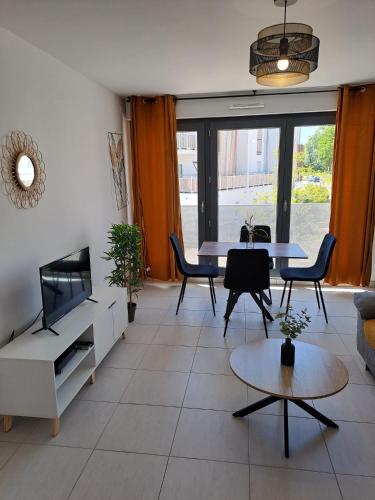 un salon avec un canapé et une table dans l'établissement Dream stay appartment 7 Minutes Disneyland Paris, à Magny-le-Hongre