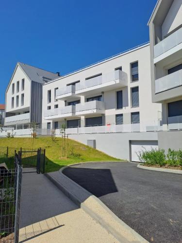 un parking vide devant un immeuble dans l'établissement Dream stay appartment 7 Minutes Disneyland Paris, à Magny-le-Hongre