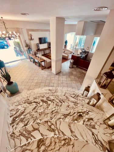 a large living room with a large rug on the floor at Hotel La Pigna in Marina di Pietrasanta