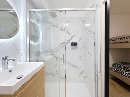 une salle de bain avec douche et lavabo dans l'établissement studio cocooning sanary sur mer, à Sanary-sur-Mer