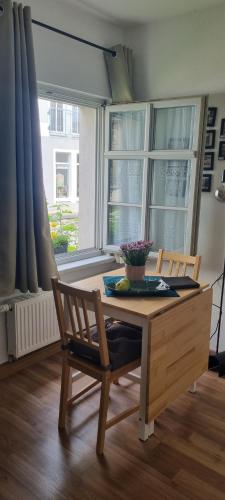 a dining room table with two chairs and a window at Z1 Apartment - Zentral mit Parkplatz am Objekt in Meiningen