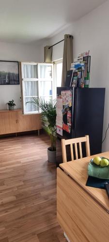a living room with a table and a refrigerator at Z1 Apartment - Zentral mit Parkplatz am Objekt in Meiningen
