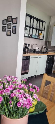 a kitchen with a table with a vase of flowers at Z1 Apartment - Zentral mit Parkplatz am Objekt in Meiningen
