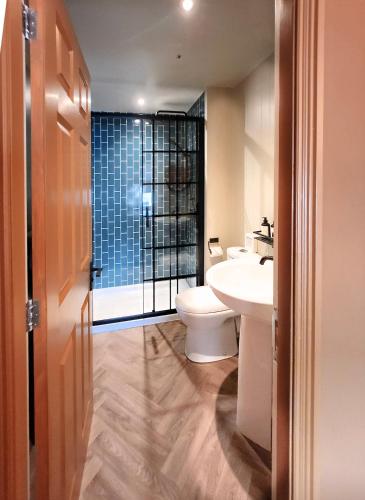 Bilik mandi di The Hare & Hounds Inn