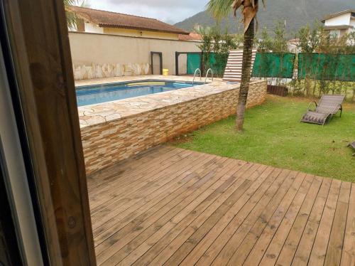 vista sulla piscina da una casa di Casa com piscina privativa a Bertioga