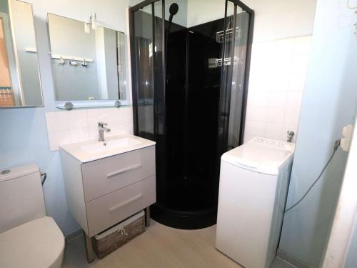 une salle de bain avec une douche, un lavabo et des toilettes dans l'établissement Studio Confortable 3/4 Pers, 100m Plage, Parking Privé au Grau-du-Roi - FR-1-307-20, au Grau-du-Roi