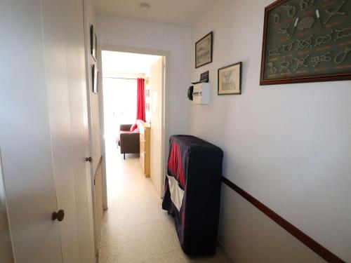 une pièce avec un couloir avec une valise sur le sol dans l'établissement Studio Confortable 3/4 Pers, 100m Plage, Parking Privé au Grau-du-Roi - FR-1-307-20, au Grau-du-Roi