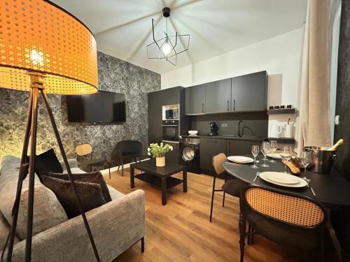 un salon avec un canapé et une salle à manger dans l'établissement Laon Magnifique T3 à deux pas du centre-ville, à Reims