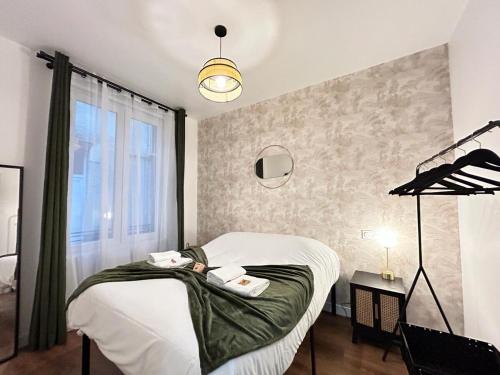 - une chambre avec un lit blanc, une fenêtre et un lit dans l'établissement Laon Magnifique T3 à deux pas du centre-ville, à Reims