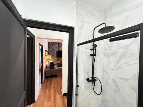 une salle de bain avec une douche avec une porte vitrée dans l'établissement Laon Magnifique T3 à deux pas du centre-ville, à Reims