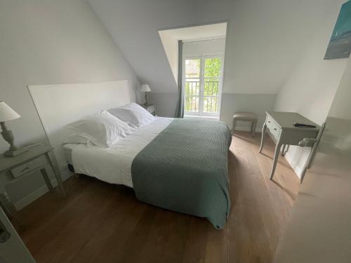 une chambre avec un lit, un bureau et une fenêtre dans l'établissement Les Chambres de Souverain Moulin, à Pernes-lès-Boulogne