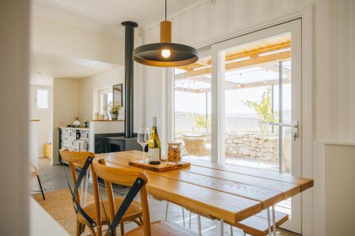 a dining room with a table and chairs and a window at הפטריוטית-יקב ננה in Mitzpe Ramon