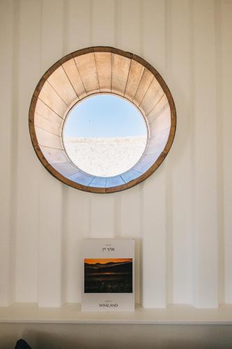 a circular window in a room with a picture at הפטריוטית-יקב ננה in Mitzpe Ramon