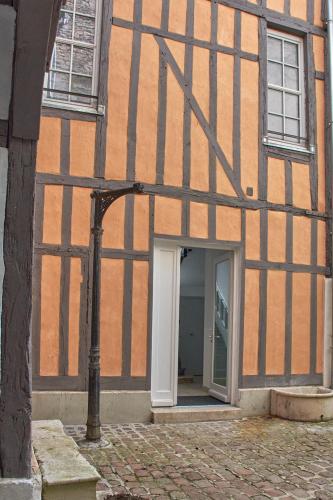 un accès à un bâtiment avec une porte ouverte dans l'établissement Le Boudoir, à Troyes